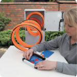  Kobieta przy słupku światłowodowym Cellco 